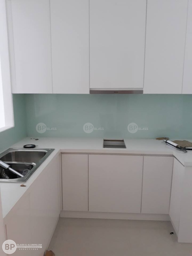 Kính bếp màu trắng xanh nhà anh Sơn Quận 2, HCM